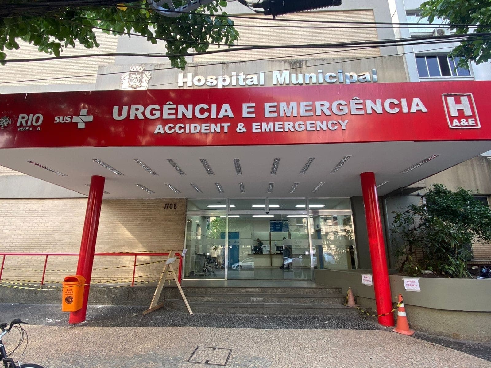 Homem ferido após cobertura de prédio desabar tem quadro de saúde estável