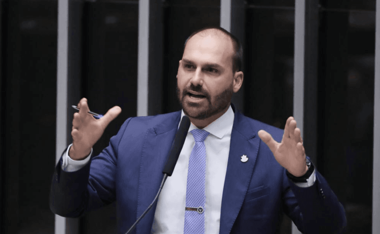 Flávio Dino também vota pela condenação de Eduardo Bolsonaro por coação