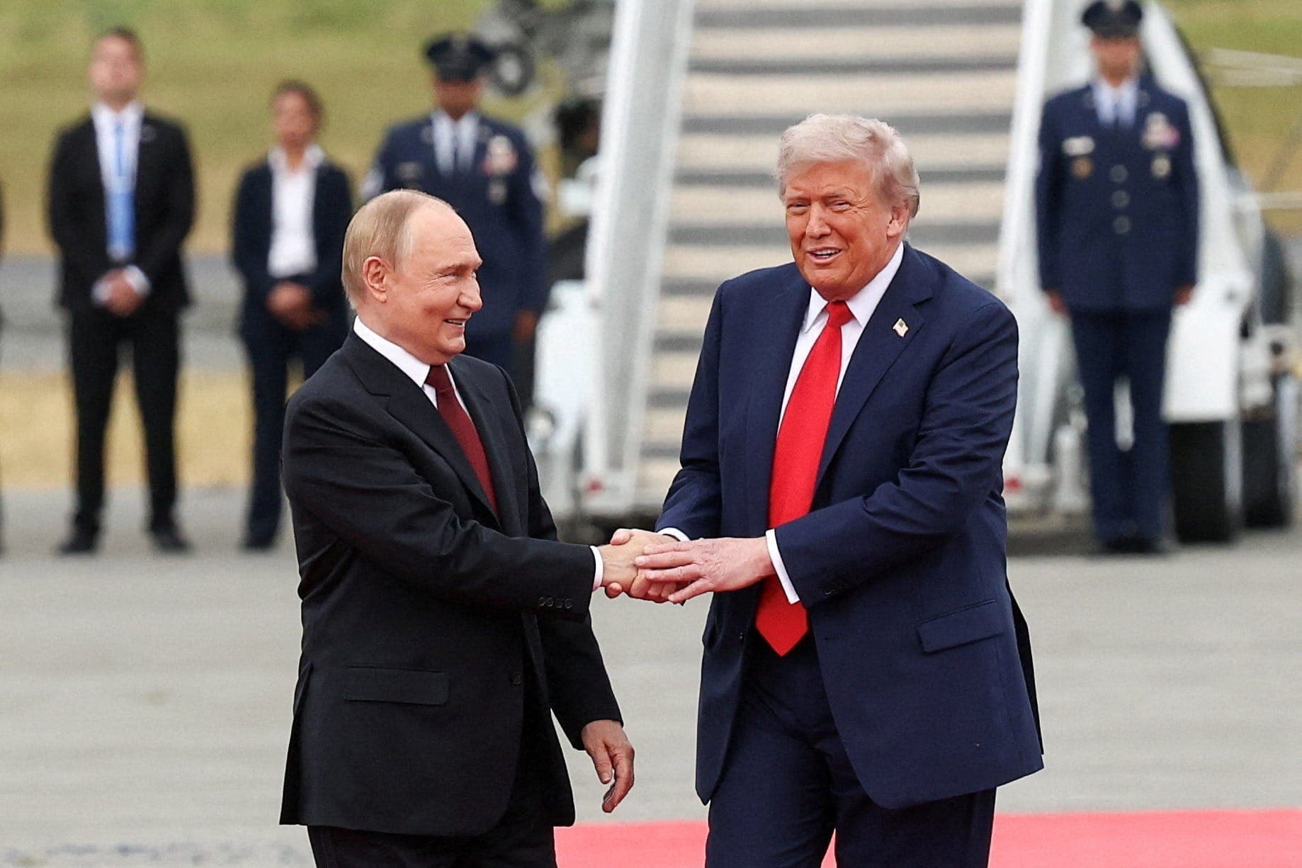 Trump diz que Putin aceita garantias de segurança ocidentais para a Ucrânia
