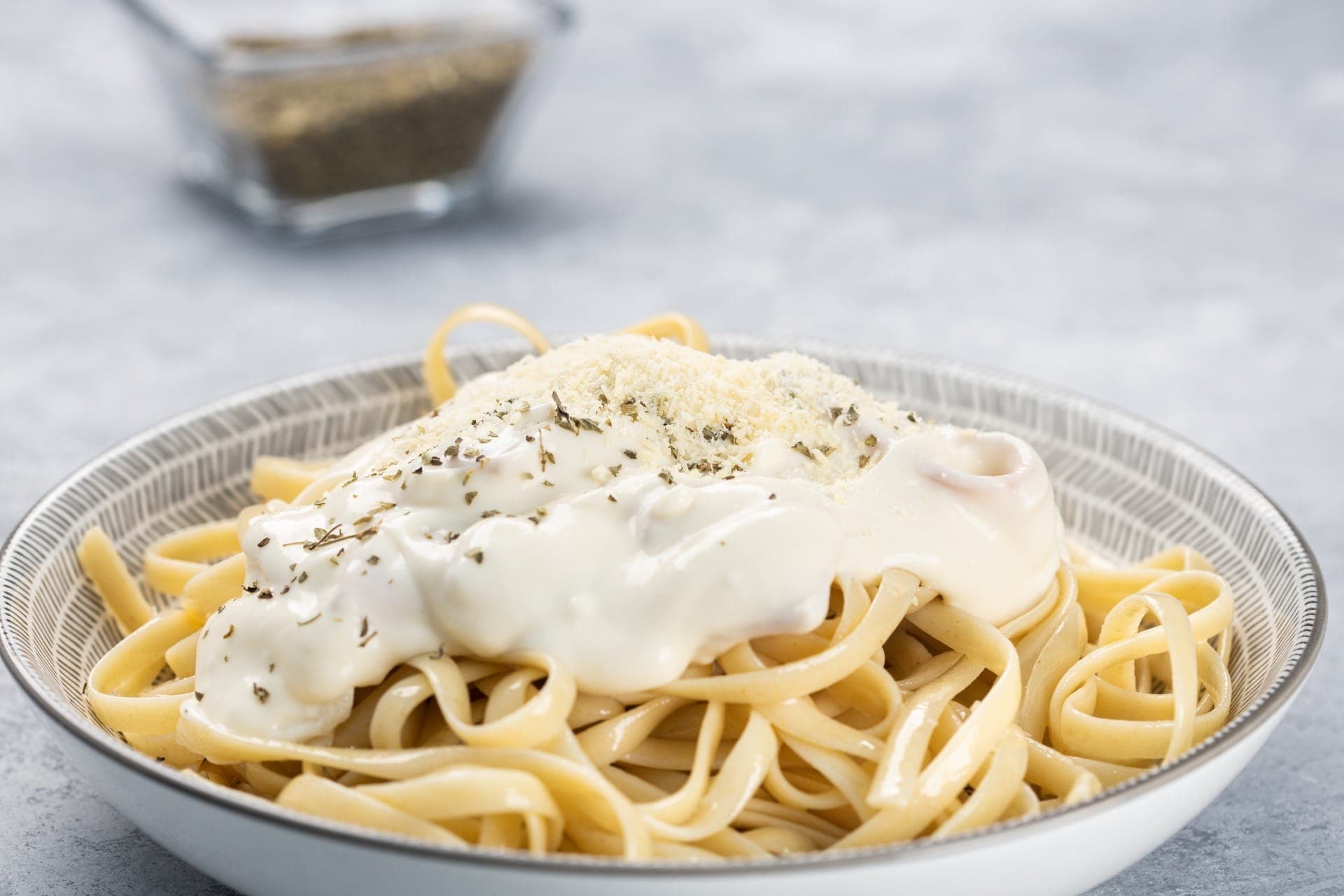 Receita de molho alfredo de chef fica pronta em menos de 15 minutos; aprenda!