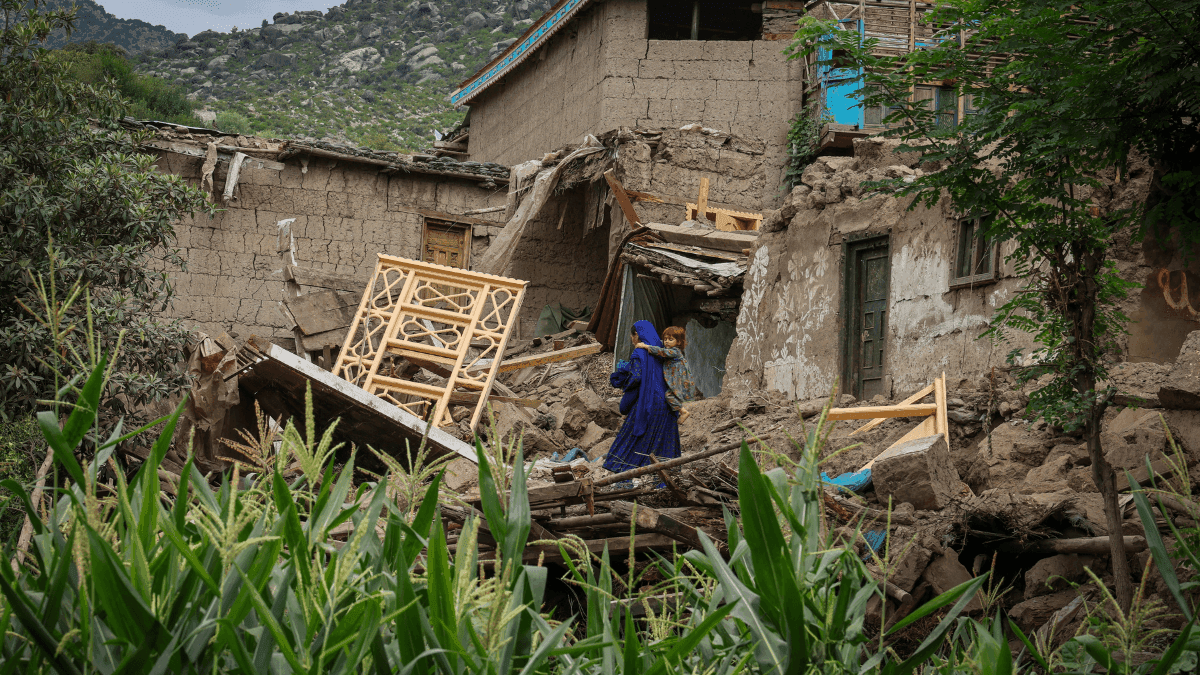Sobe para 2,2 mil número de mortos em terremoto no Afeganistão