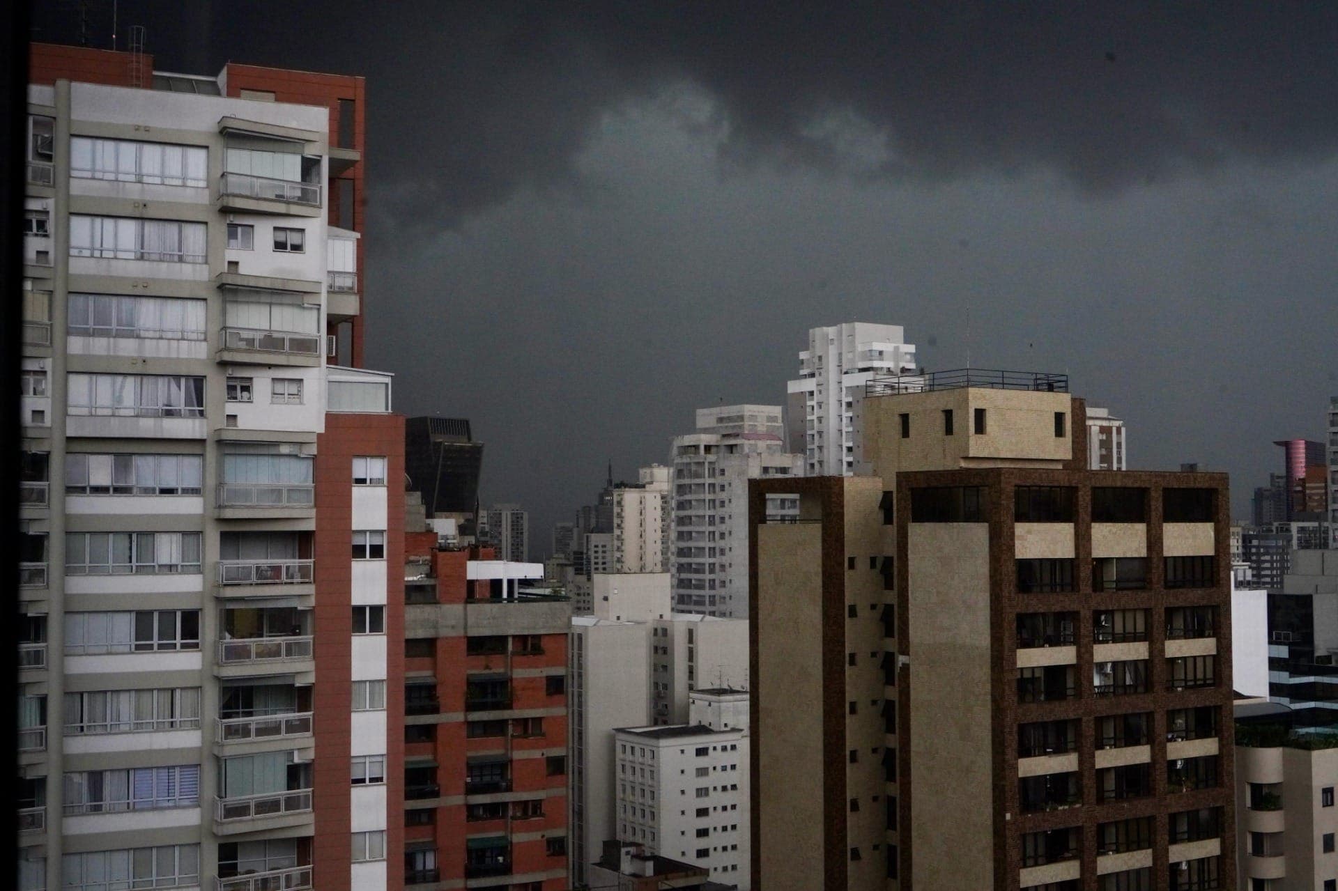 Forte chuva causa transtornos e desabamentos em Manaus (AM)