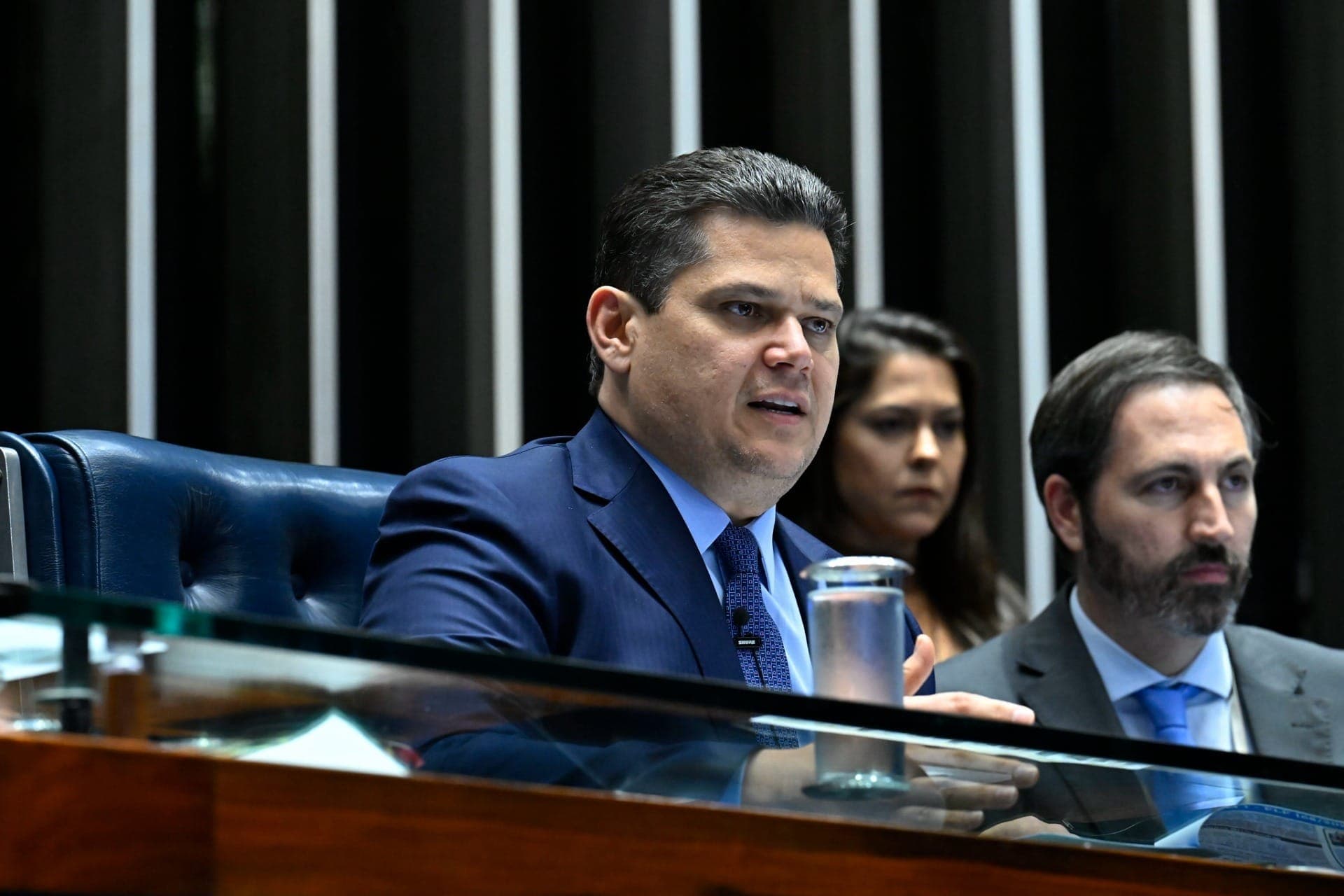 Alcolumbre envia à CCJ do Senado PECs da escala 6x1 e da segurança pública