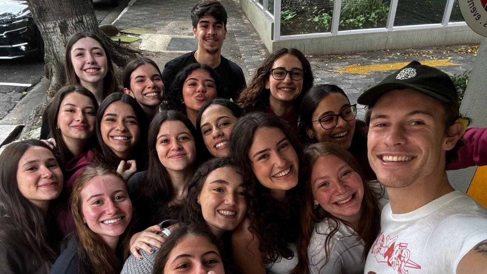 Exclusivo: Shawn Mendes faz estudantes delirarem em São Paulo; veja fotos