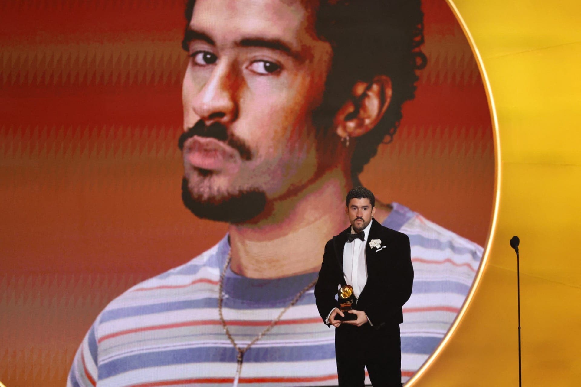 Bad Bunny faz história e vence Álbum do Ano com disco em espanhol no Grammy