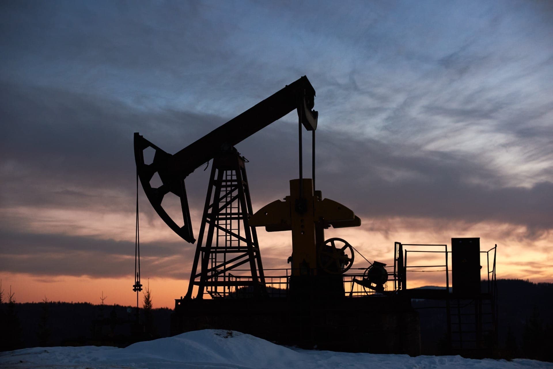 Preço do petróleo oscila entre tensões no Oriente Médio e alta em estoques