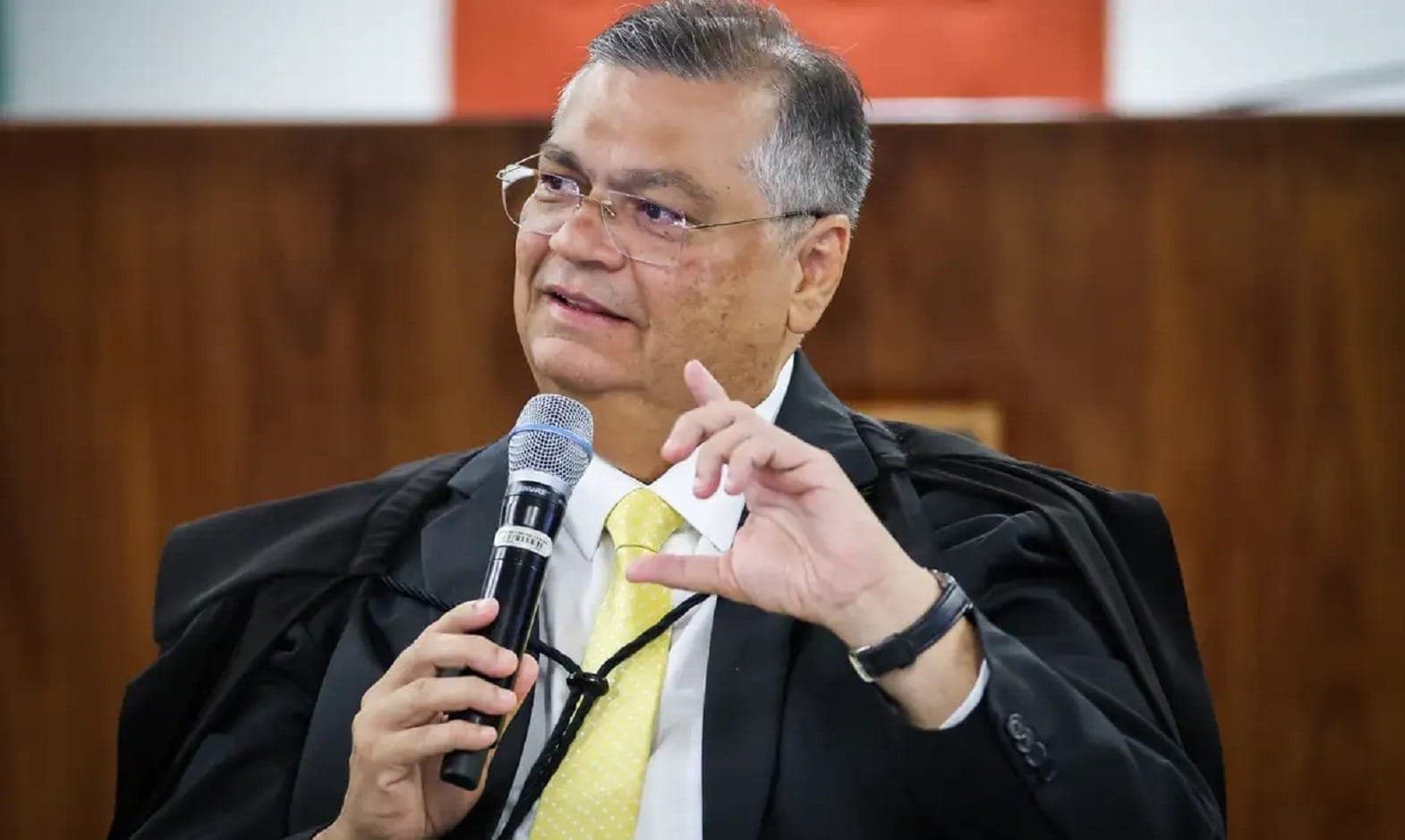 Dino pede vista e STF adia decisão sobre eleições no Rio