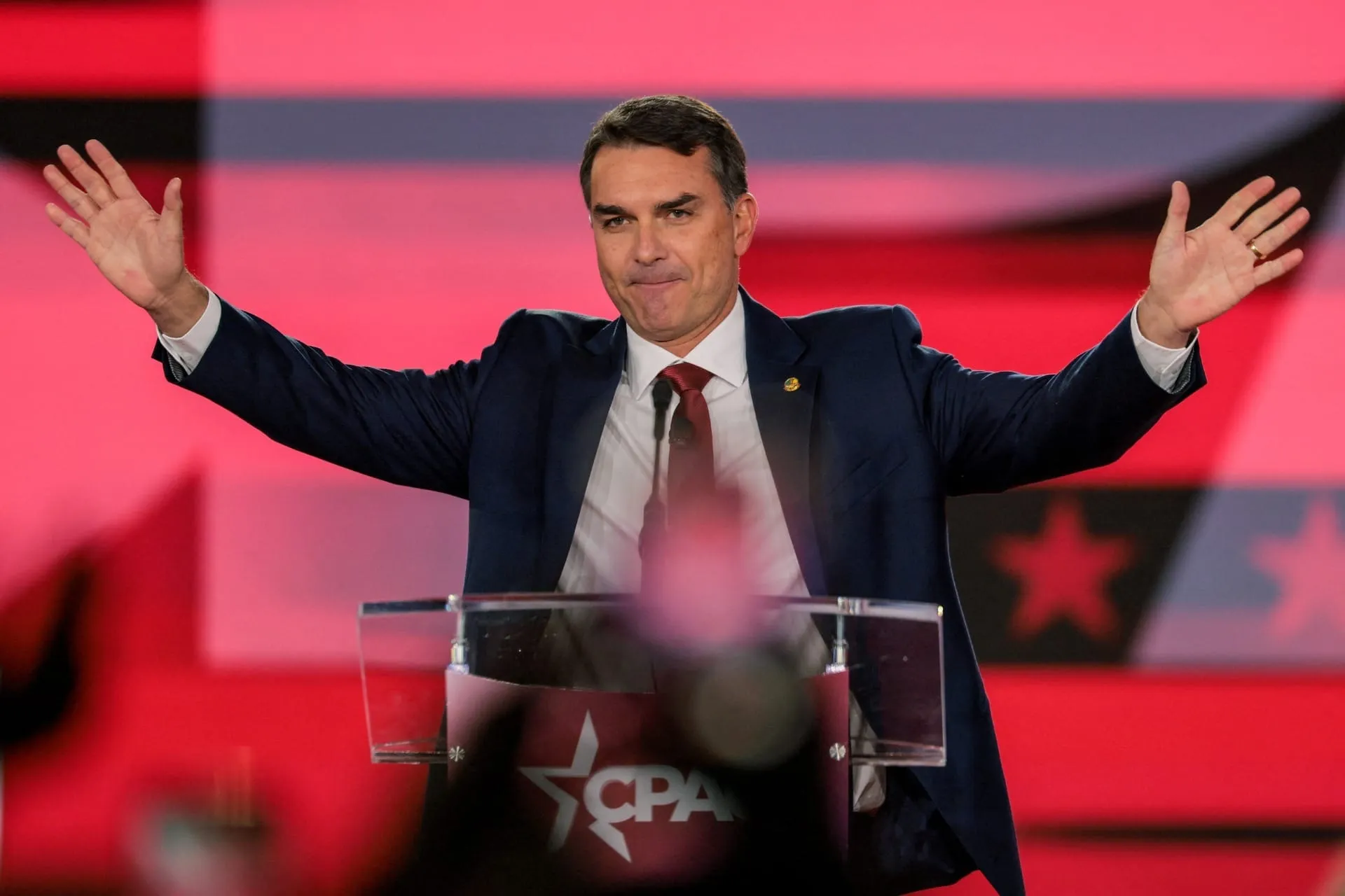 Fachin rejeita pedido de Flávio e mantém Dino em casos ligados ao senador