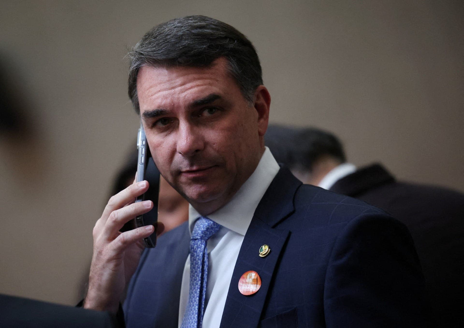TSE manda remover vídeo com IA que associa Flávio Bolsonaro a Vorcaro