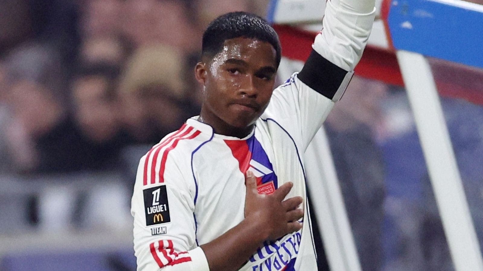 Lyon é goleado pelo Lens no Francês e é vaiado em despedida de Endrick
