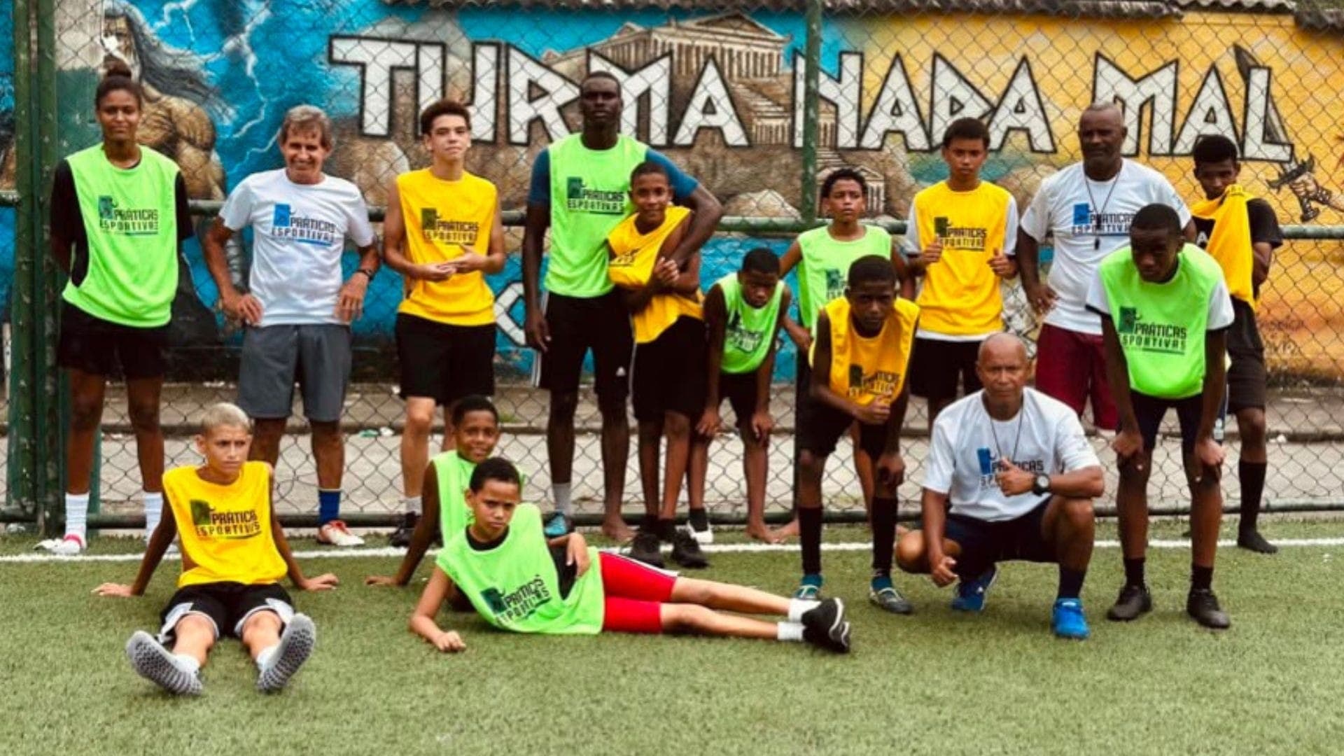 Projeto oferece aulas gratuitas de futebol e ginástica na Cidade de Deus