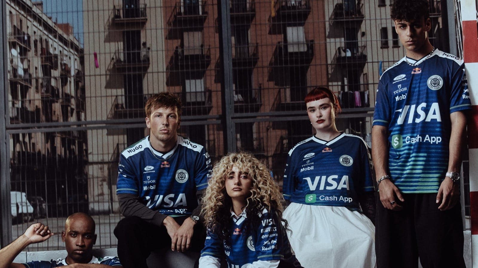 Clima de Copa: Racing Bulls lança camisas de futebol para o GP de Barcelona
