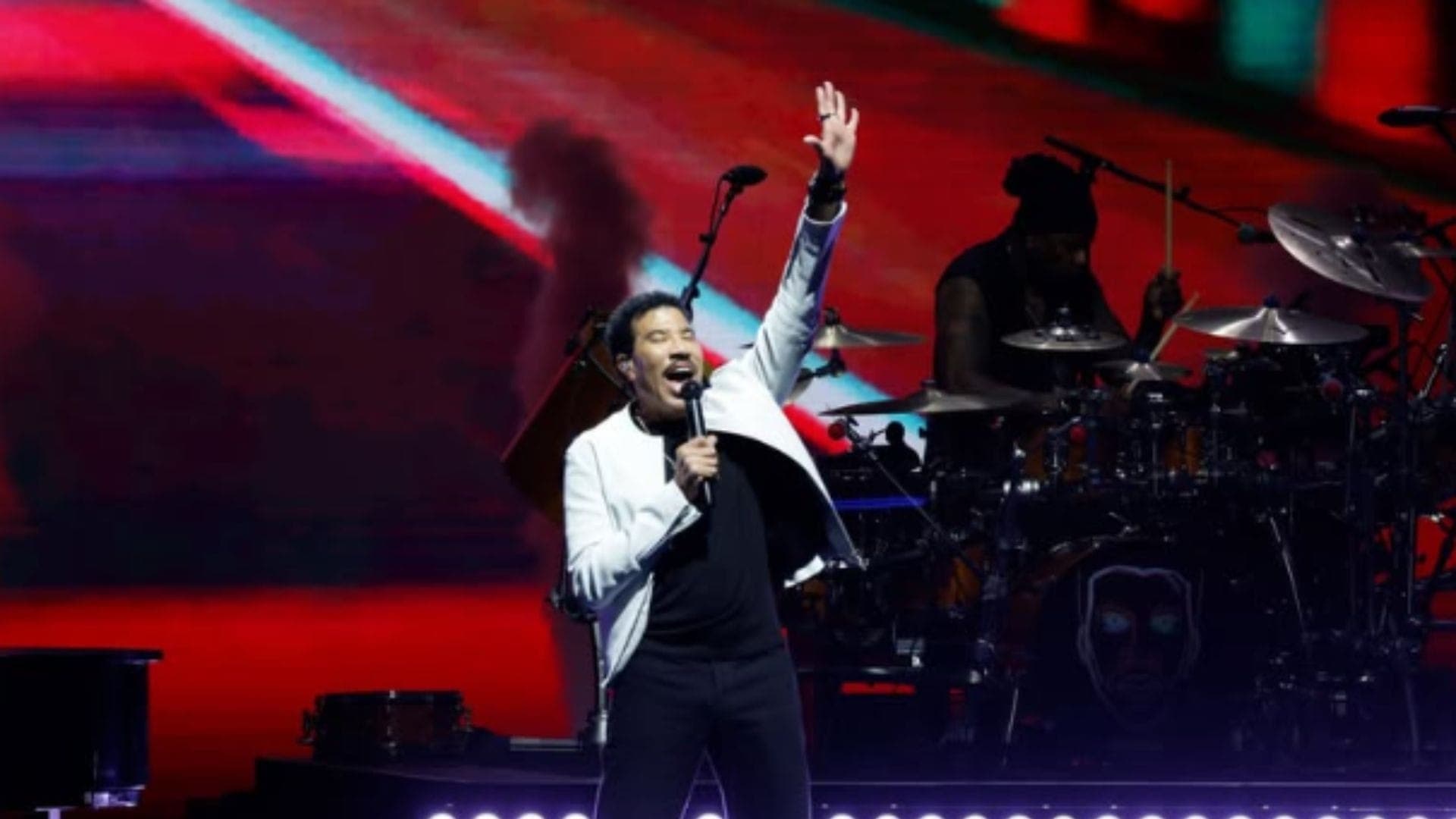 Lionel Richie é internado na UTI após passar mal em show, diz site