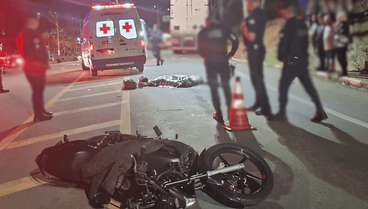 Motociclista morre após tentar ultrapassar caminhão e bater em outra moto