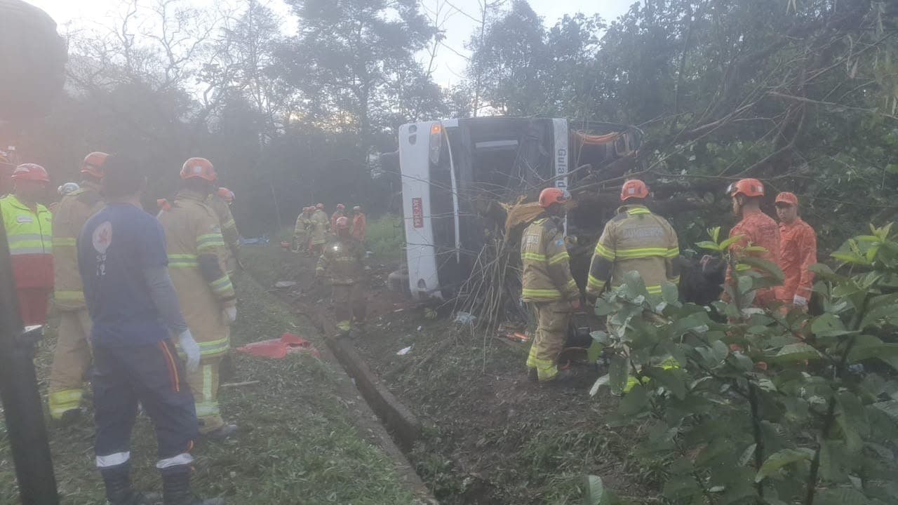Ônibus que saiu de BH tomba em rodovia no RJ e deixa ao menos 8 mortos