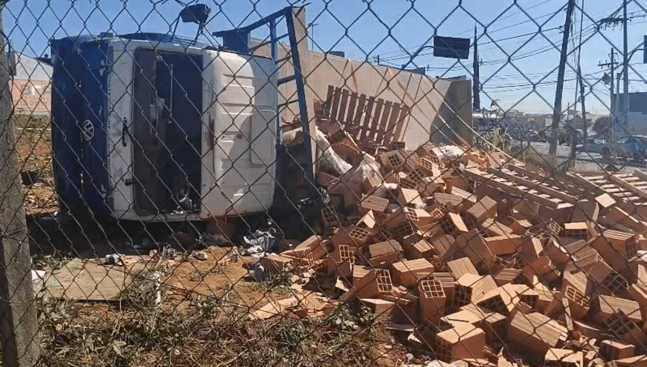 Caminhão carregado com tijolos tomba em Indaiatuba após falha nos freios