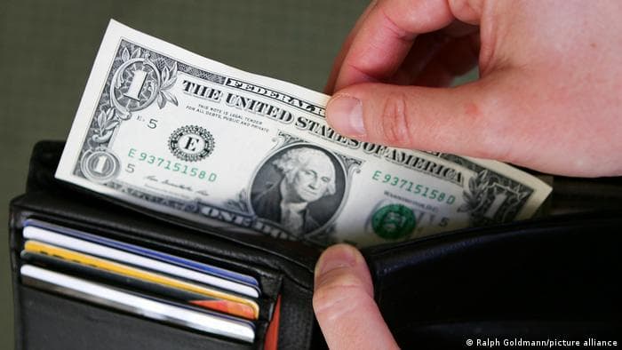 Apesar de tom duro do Fed, dólar tem ligeira queda com eleição no radar
