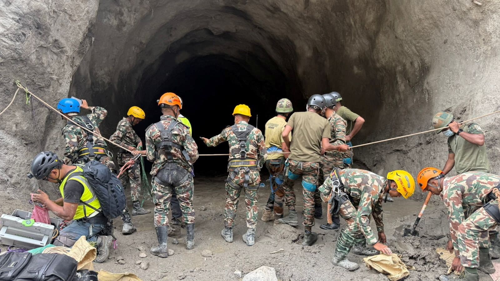 Nepal: Resgate busca 900 trabalhadores presos em túneis de hidrelétricas
