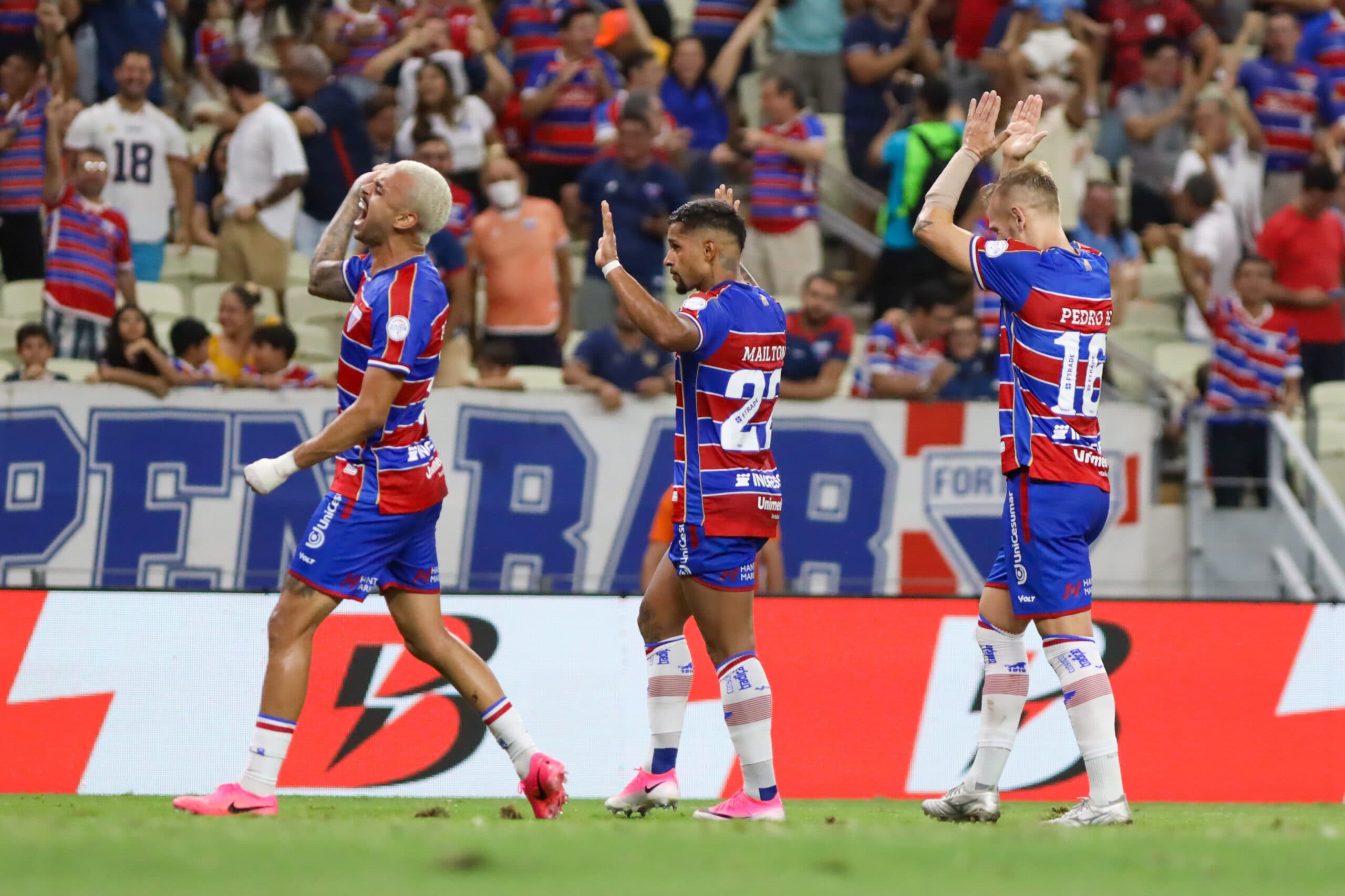 Jogador emprestado pelo São Paulo faz golaço em empate na Série B