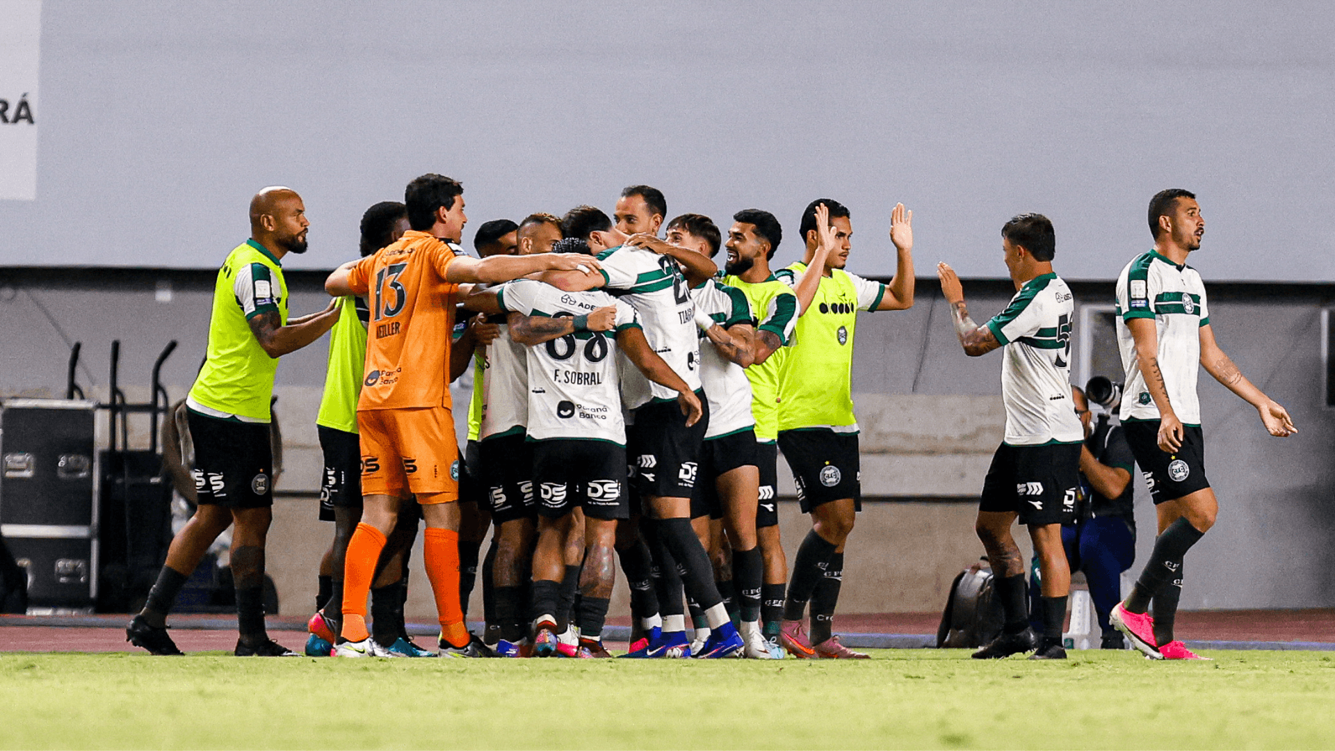 Pedro Rocha decide no fim, e Coritiba vence o Remo em jogo de cinco gols