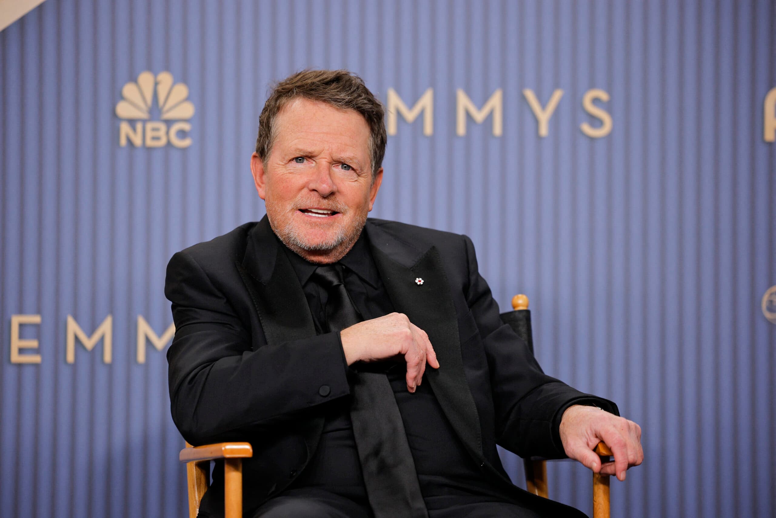 Michael J. Fox volta ao Emmy após 13 anos e recebe prêmio humanitário