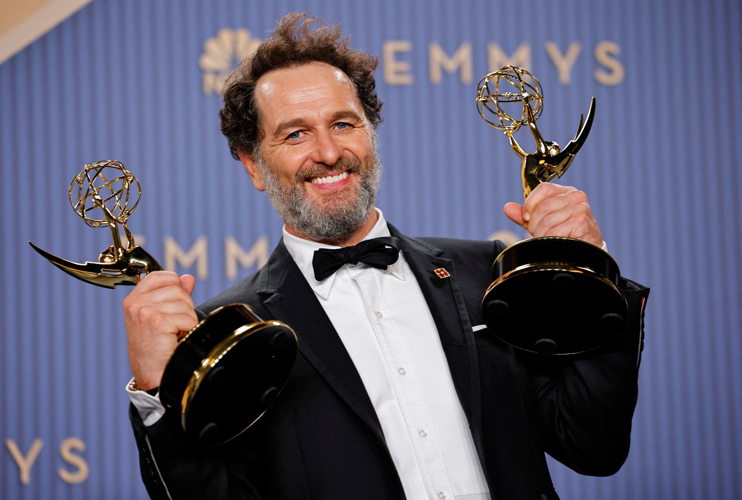 Matthew Rhys faz história no Emmy 2026 com dobradinha de prêmios inédita