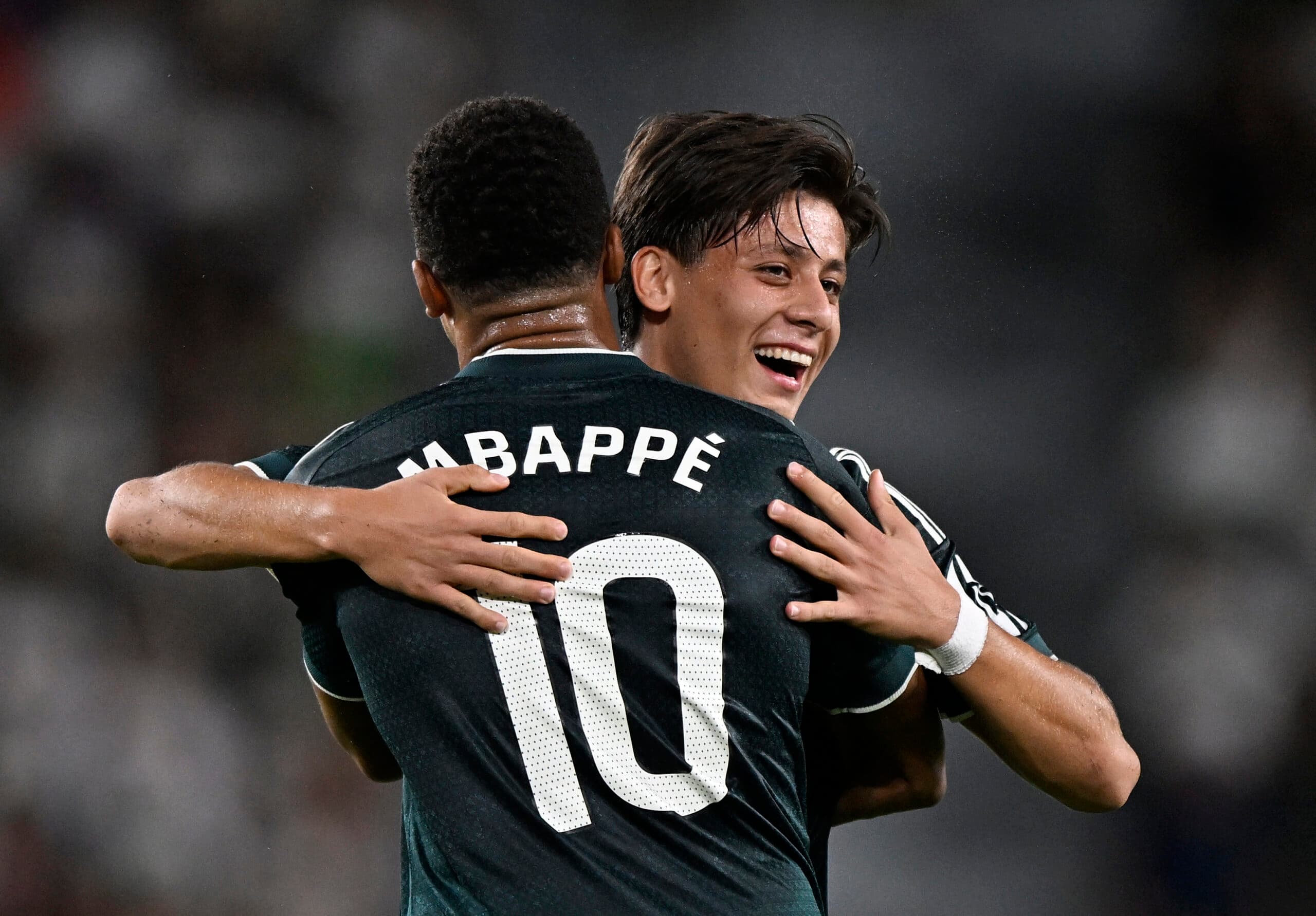 Vini Jr joga mal, Real sofre, mas vence Elche e cola no Barcelona em LaLiga