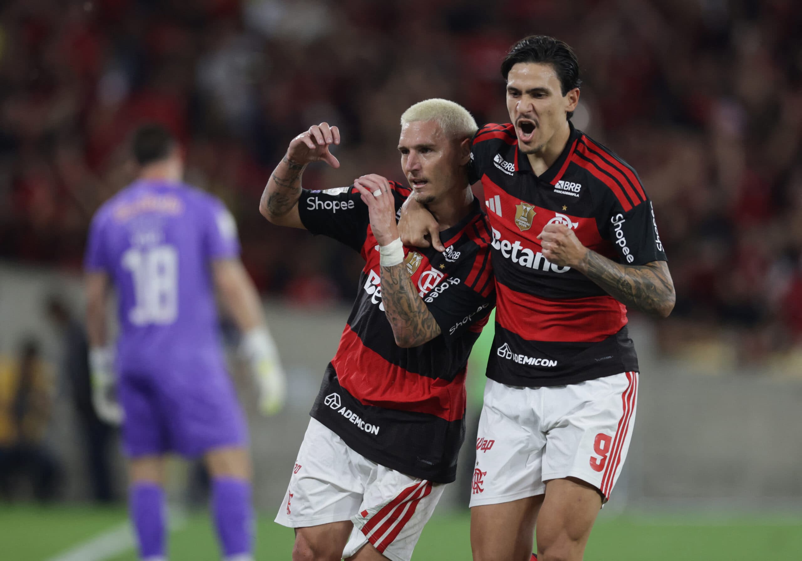 Flamengo vence Bragantino e abre 3 pontos na liderança do Brasileirão