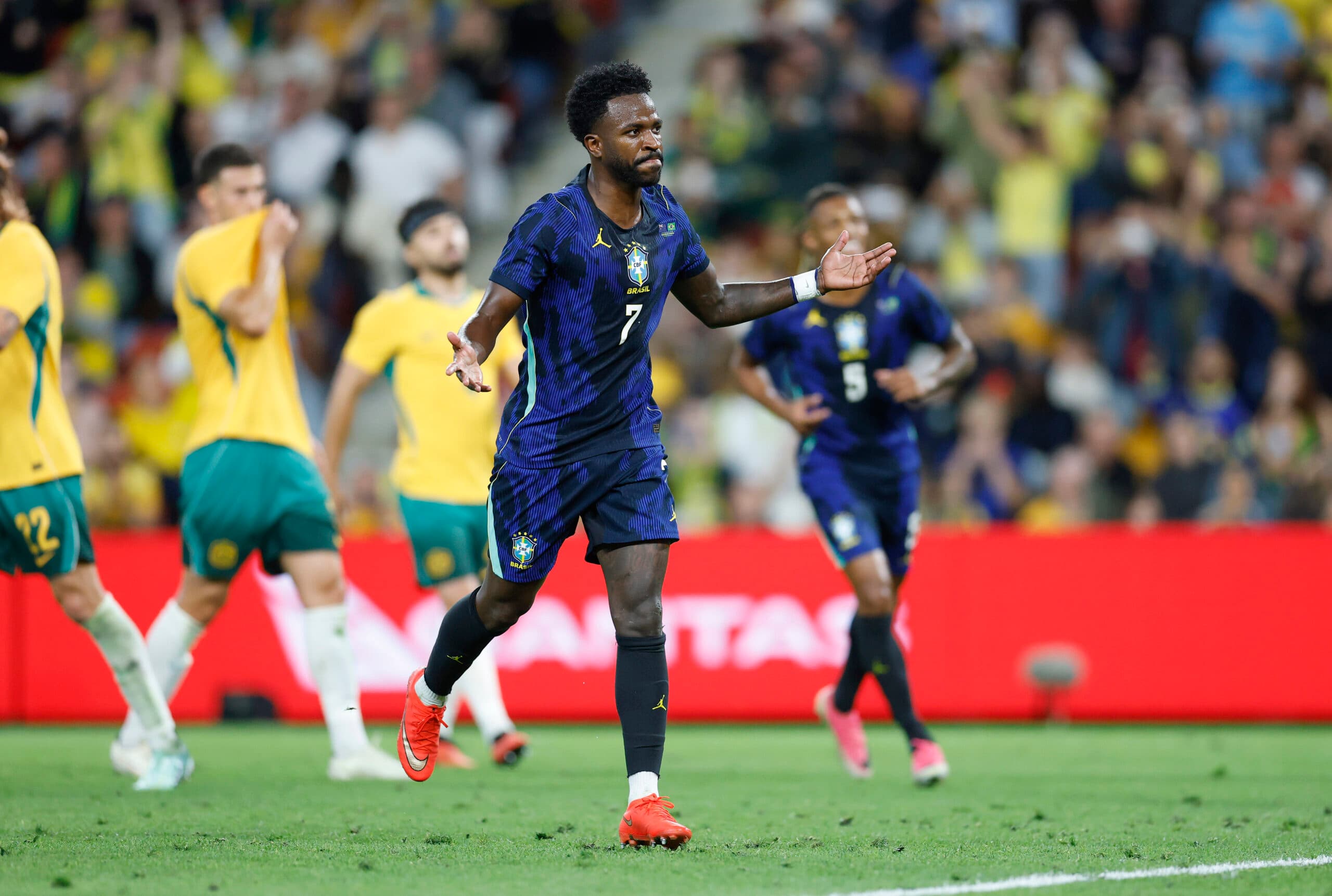 Vini Jr volta a marcar e se isola na artilharia da Era Ancelotti na Seleção