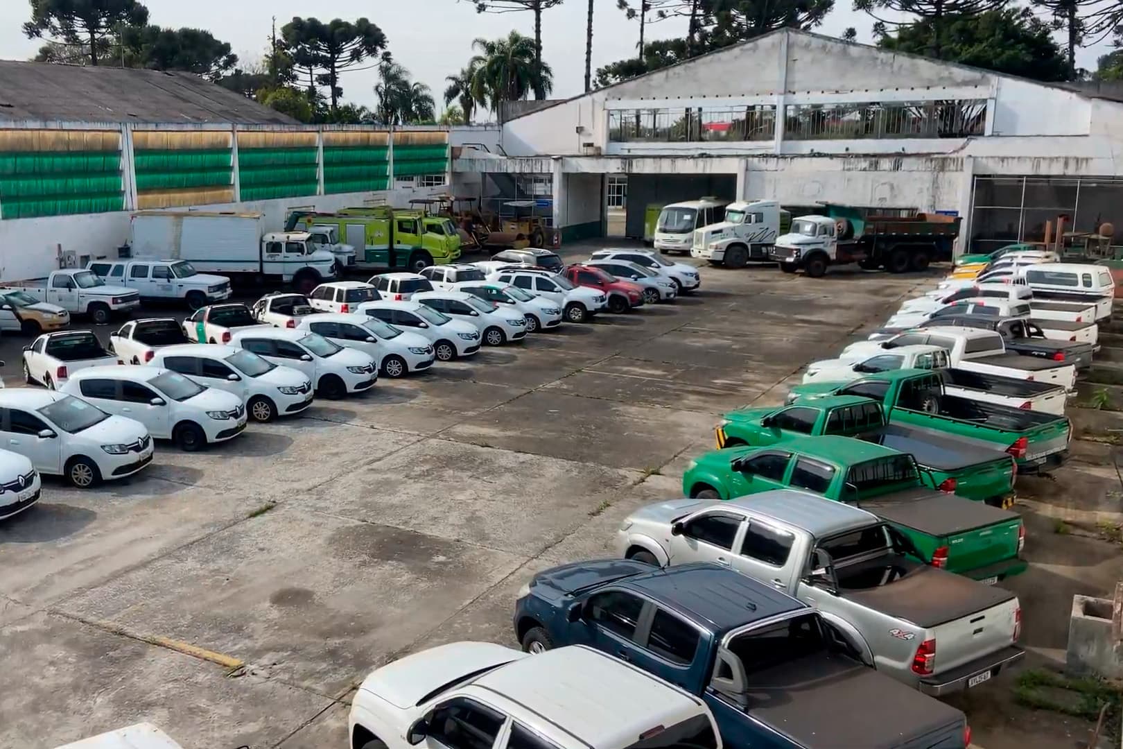 Paraná leiloa 92 veículos oficiais em Curitiba e Maringá