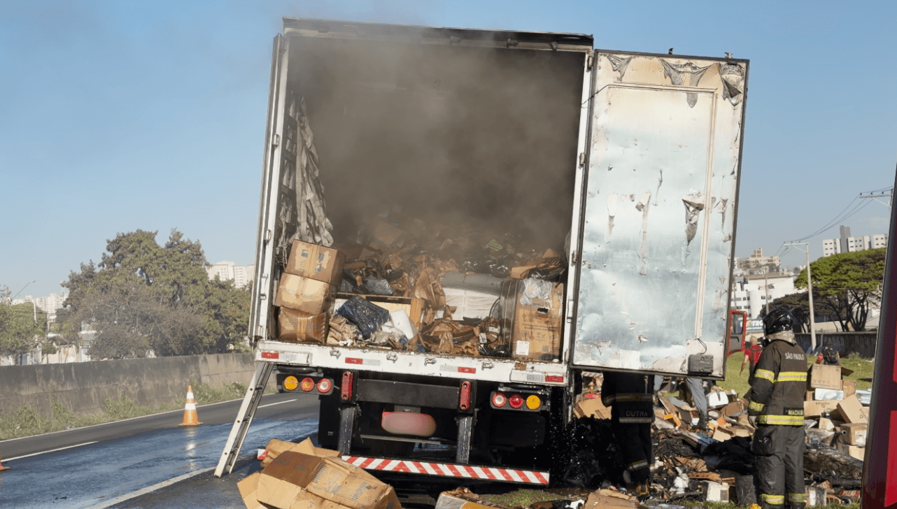 Incêndio em carga de caminhão provoca lentidão na SP-304, em Americana