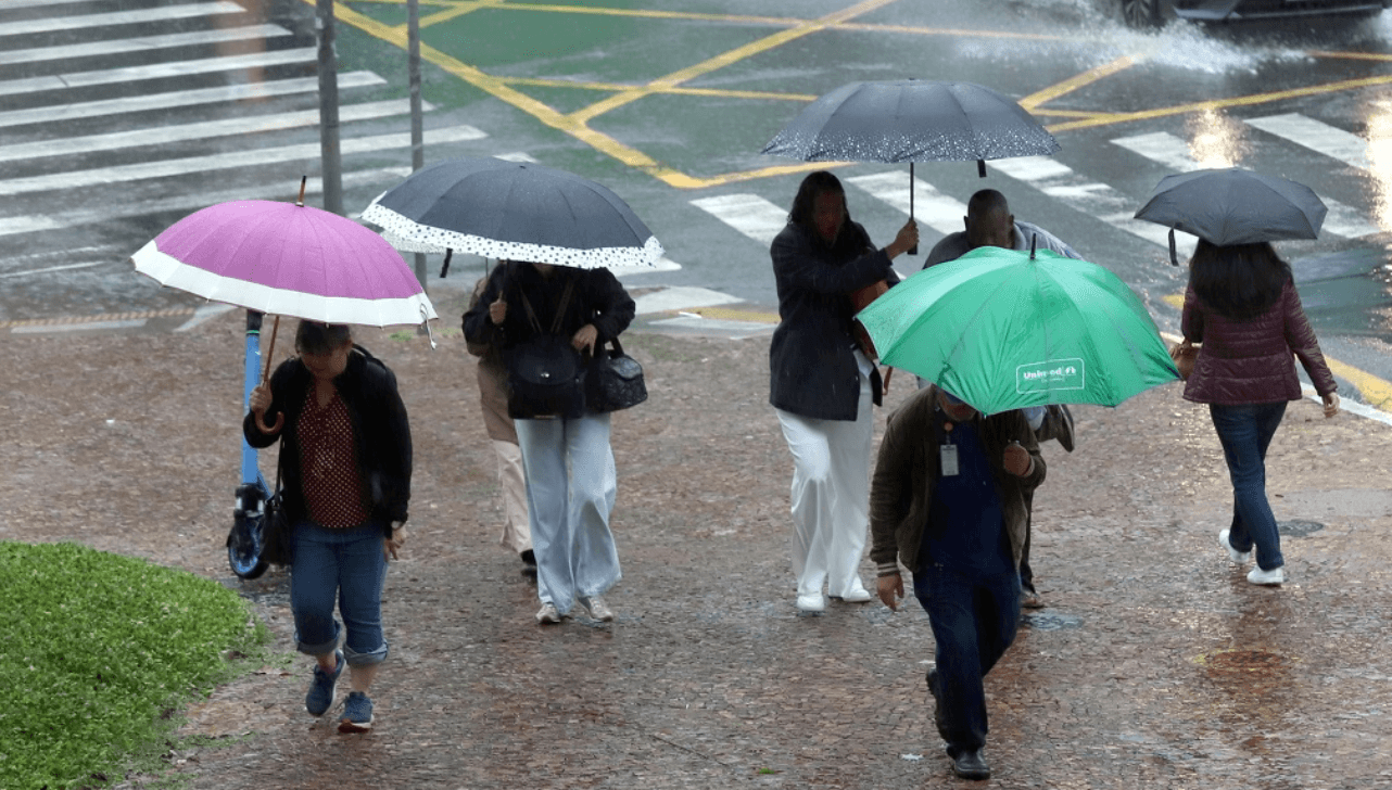 Chuva e alagamentos atingem São Paulo e cidades do interior