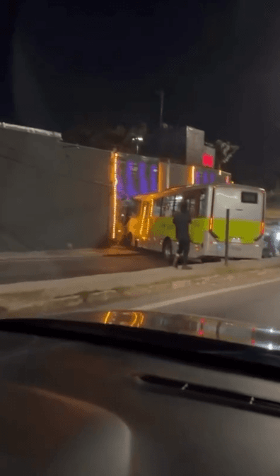 Polícia investiga batida de ônibus em parede de motel no Caiçaras