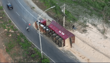 Caminhão com farelo tomba e interdita pista na MG-020, Região Norte de BH