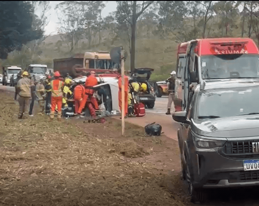 Acidente entre dois carros deixa uma pessoa morta e três feridas na BR-356