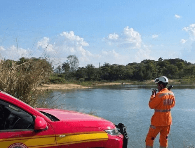 Meninas são socorridas por banhistas após se afogarem em uma lagoa