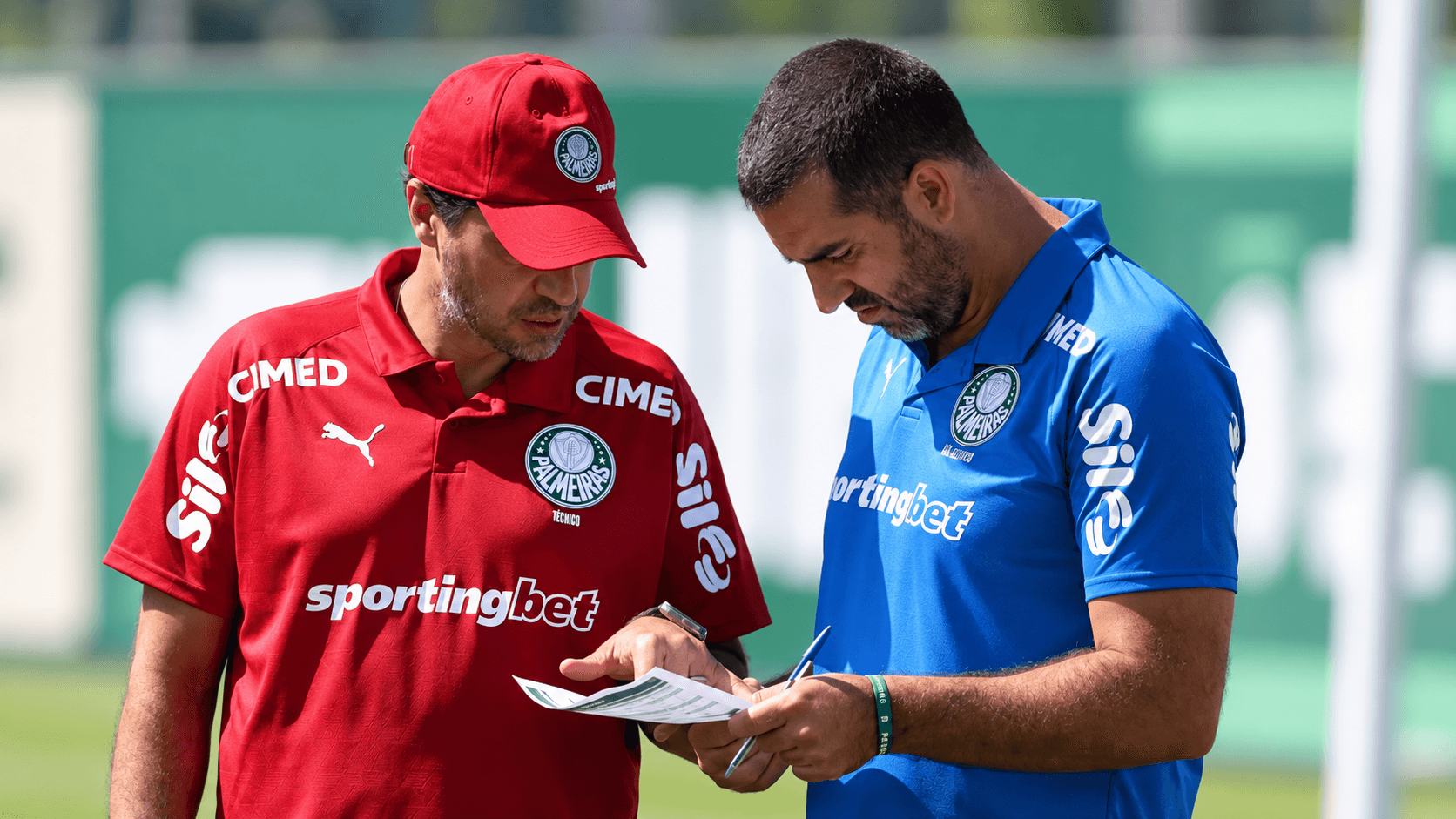 Auxiliar do Palmeiras defende Abel Ferreira e cita política do Brasil