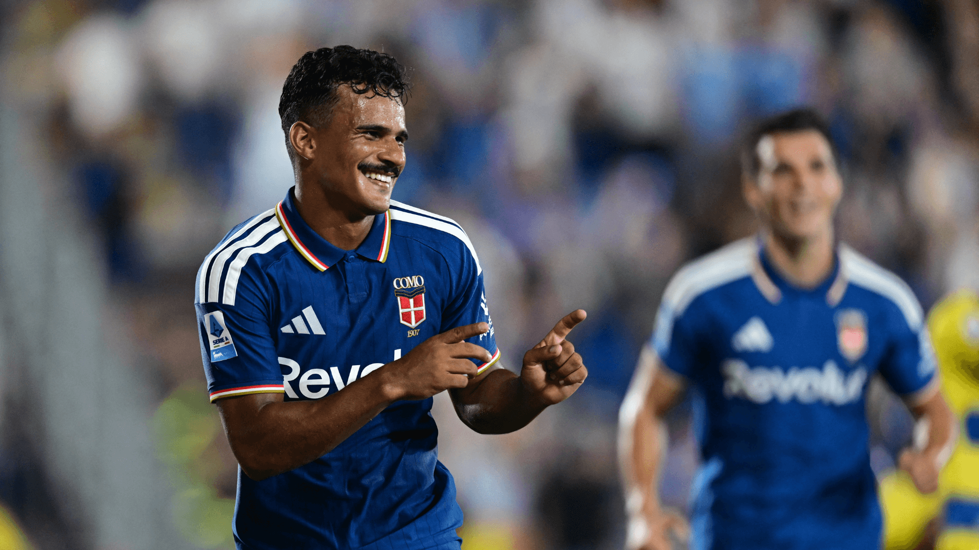 Ex-Cruzeiro estreia como titular pelo Como, marca e é o melhor da partida