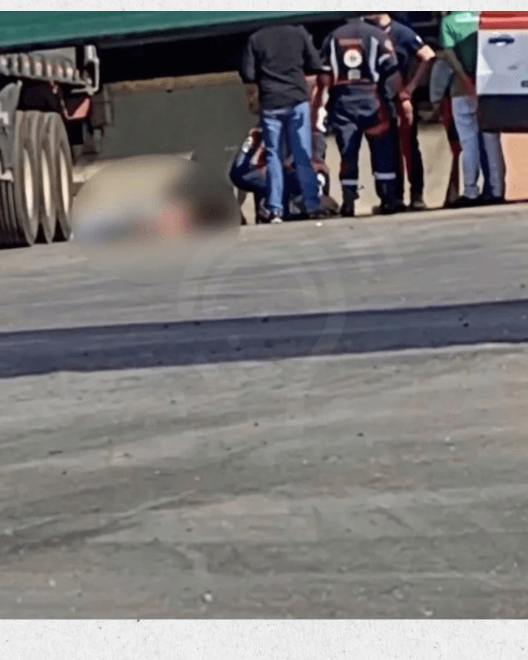 Funcionário de supermercado morre prensado na parede por caminhão