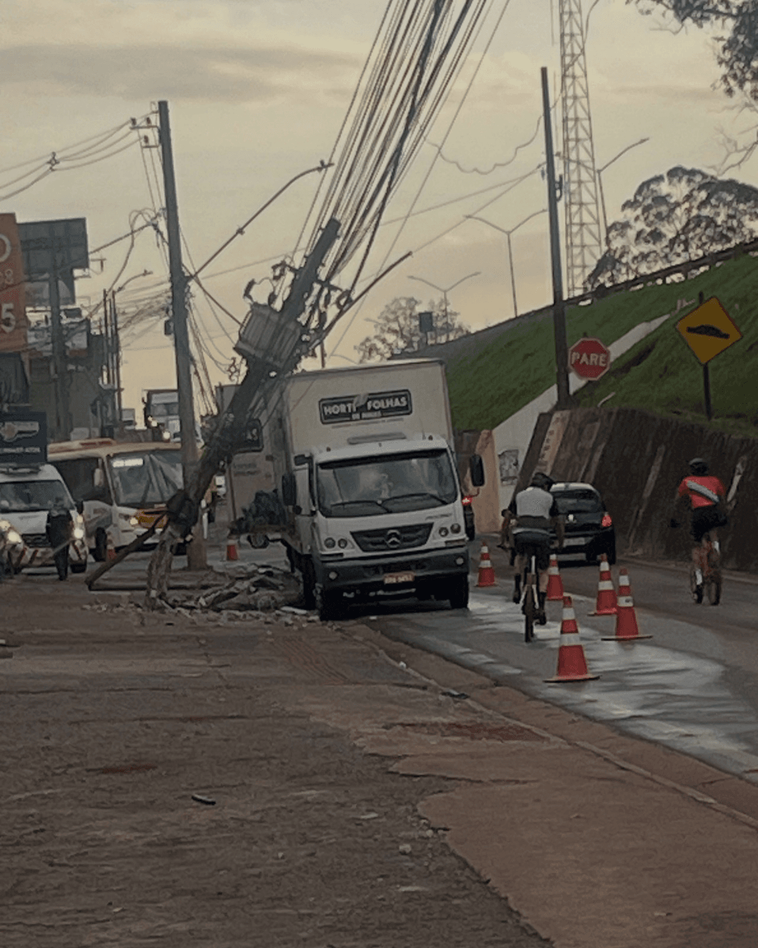 Caminhão derruba poste e vários moradores ficam sem energia em Nova Lima