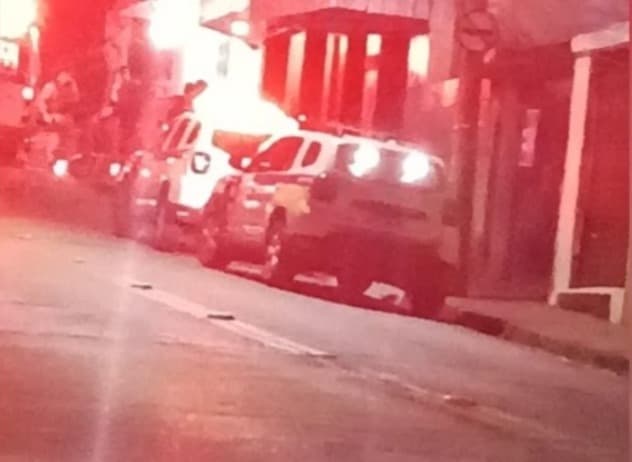 Homem morre e outro fica ferido após ataque a tiros em lanchonete