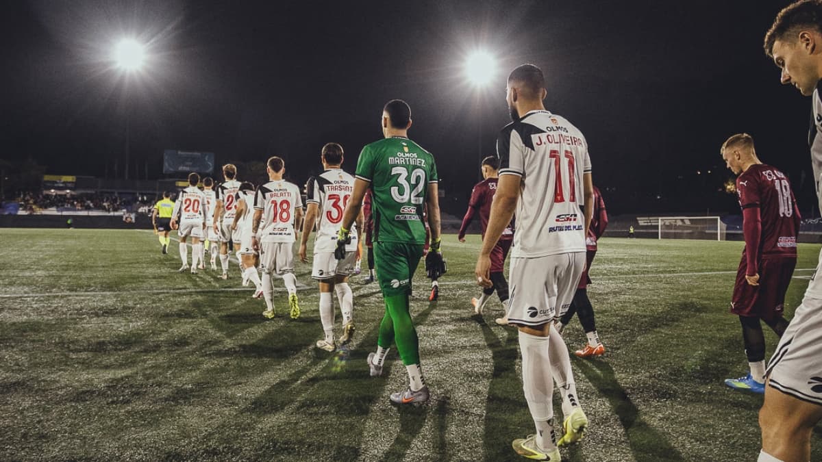 Torcida invade campo e apanha de jogadores no Uruguai; assista
