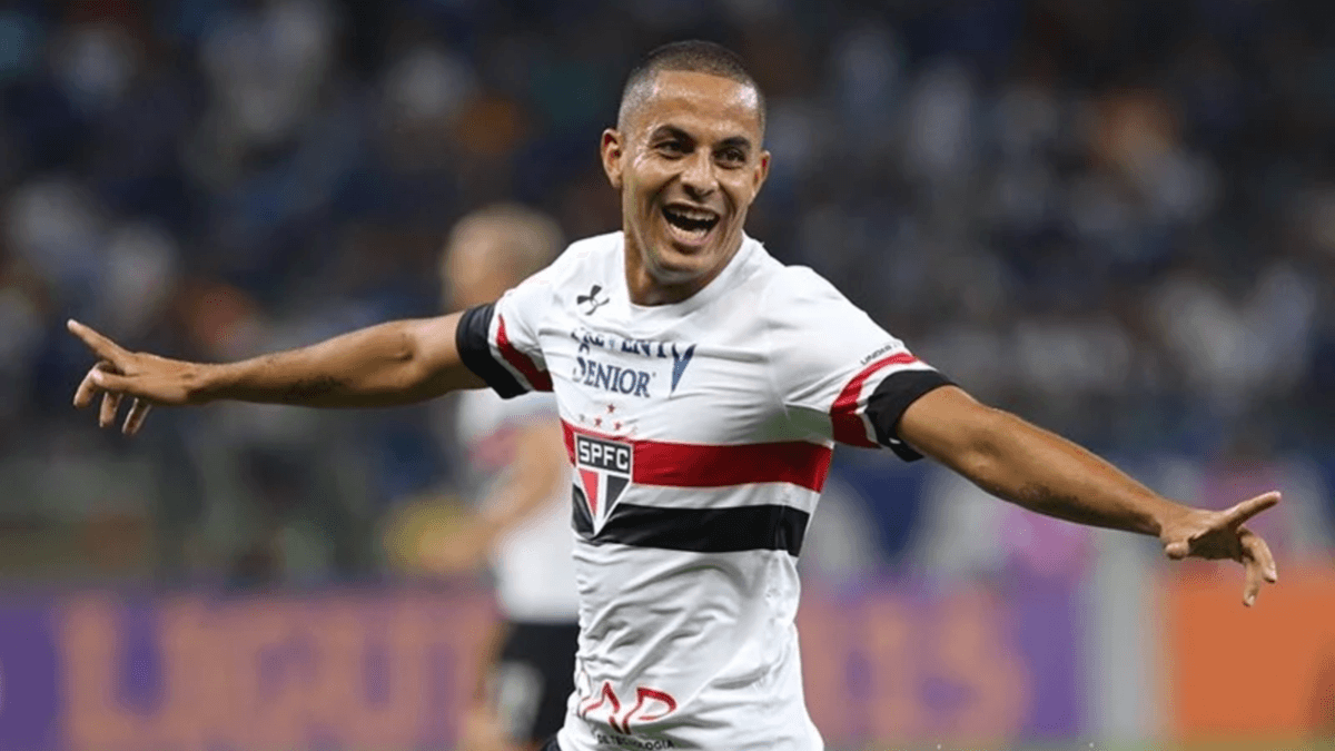 Ex-São Paulo se aposenta após lesão: "O futebol me ensinou através da dor"