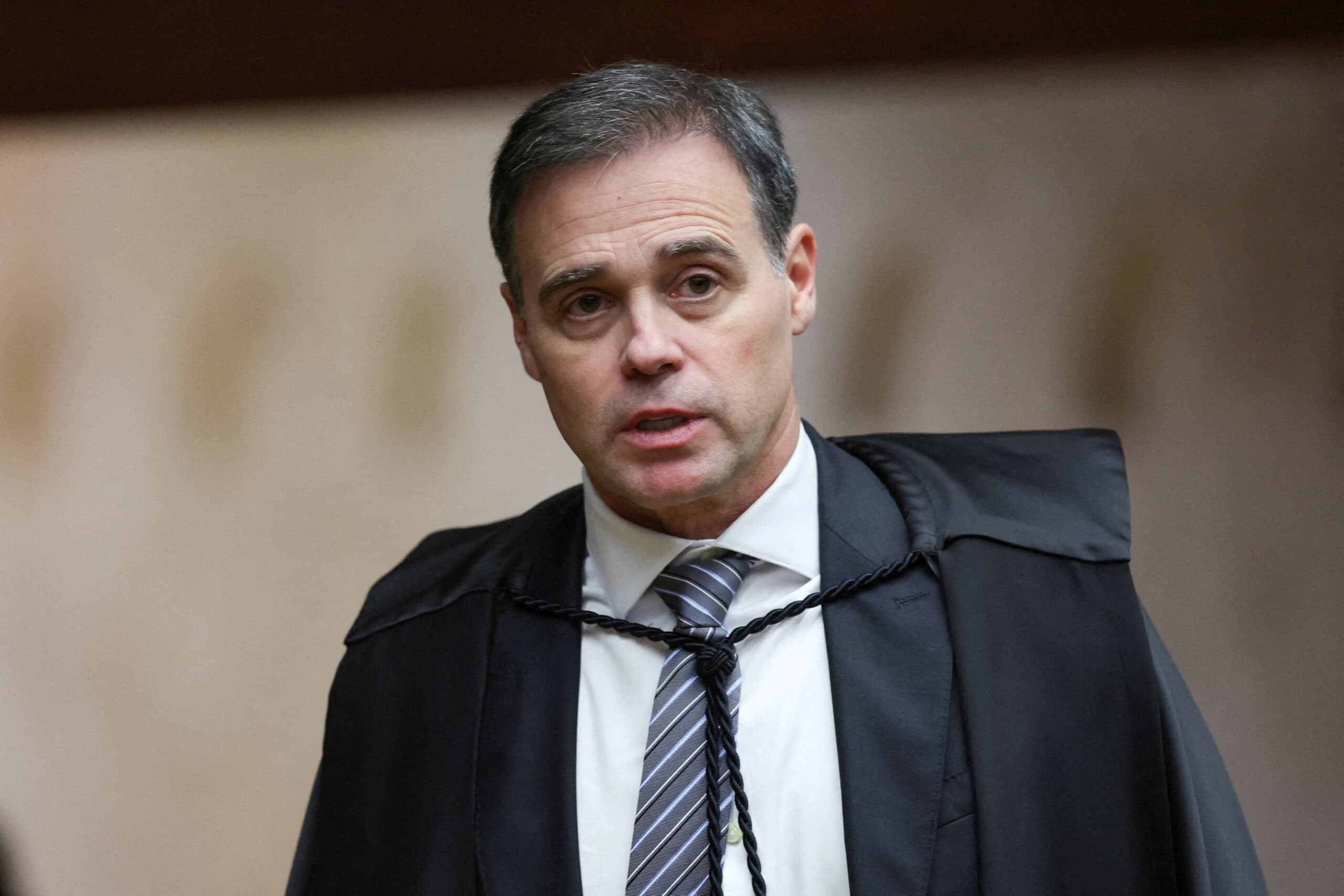 Mendonça determina retirada de vídeo que associa Flávio a mudanças na Previdência