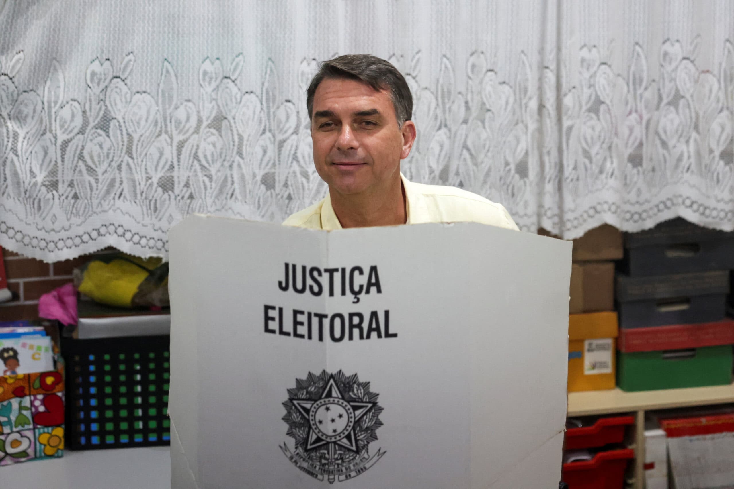 PGR dá parecer favorável a visita de Flávio a Bolsonaro em prisão domiciliar