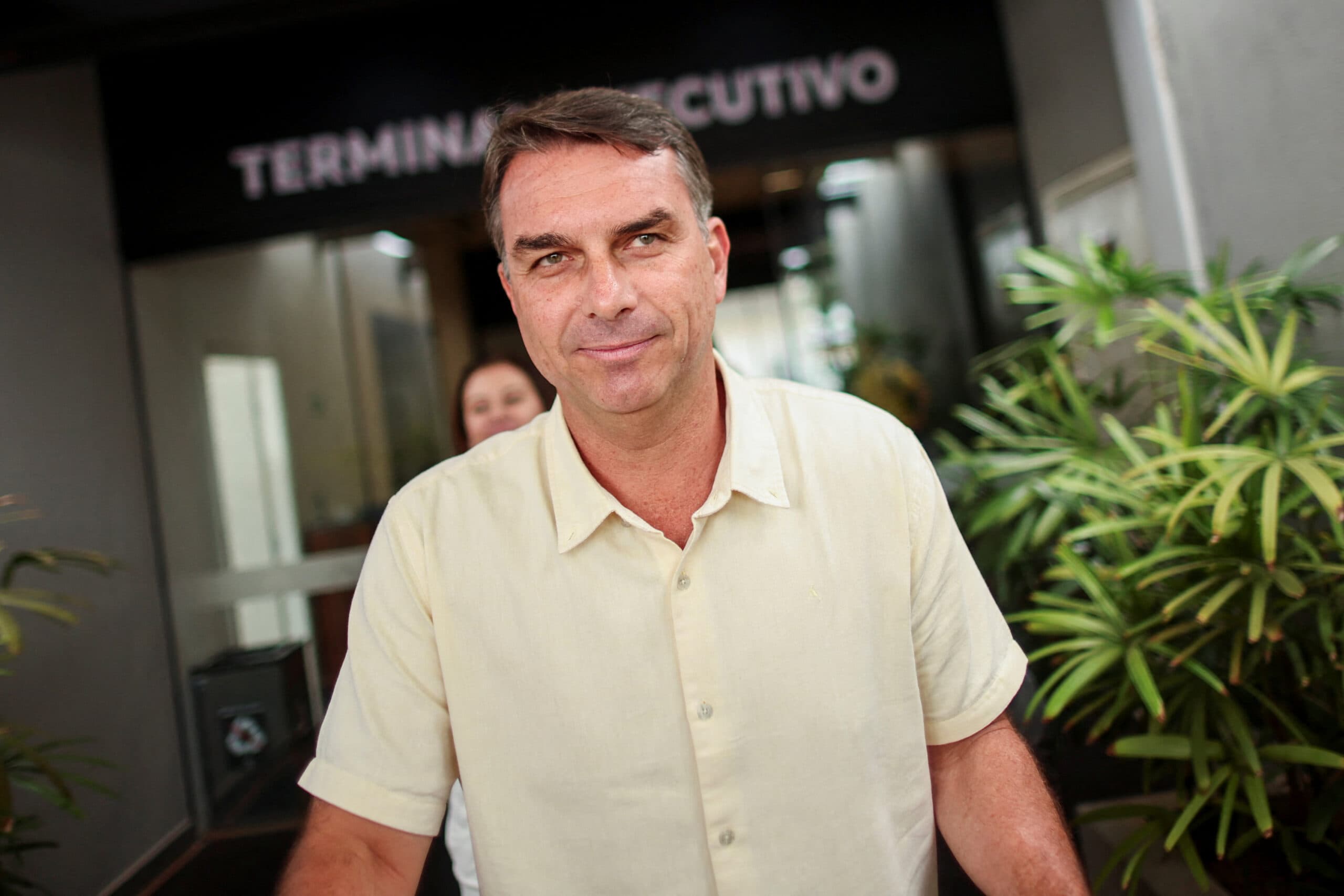 Nunes Marques determina reexibição da propaganda de Flávio após problema técnico