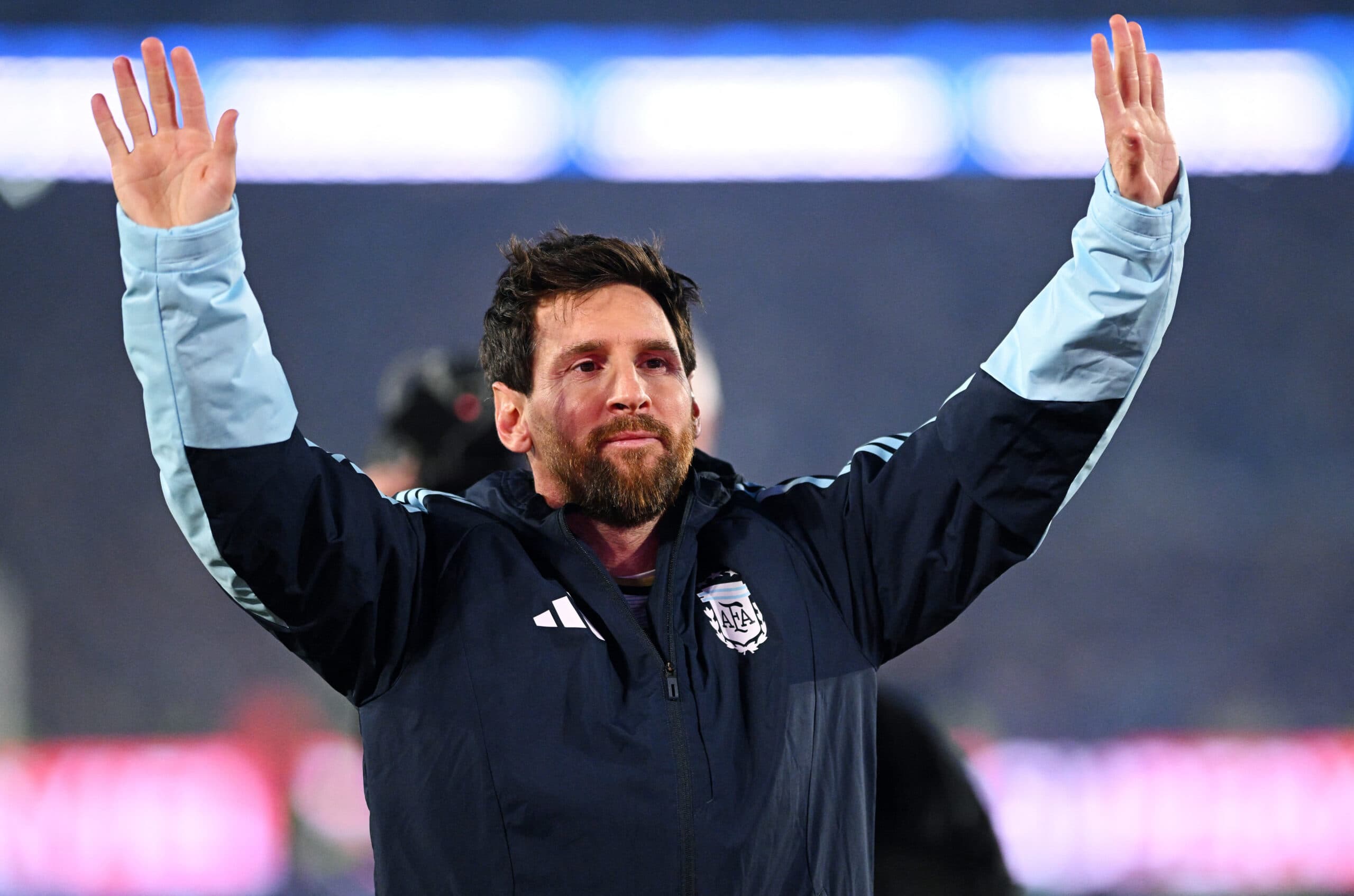 Propaganda feita com drones é vaiada em despedida de Messi; assista