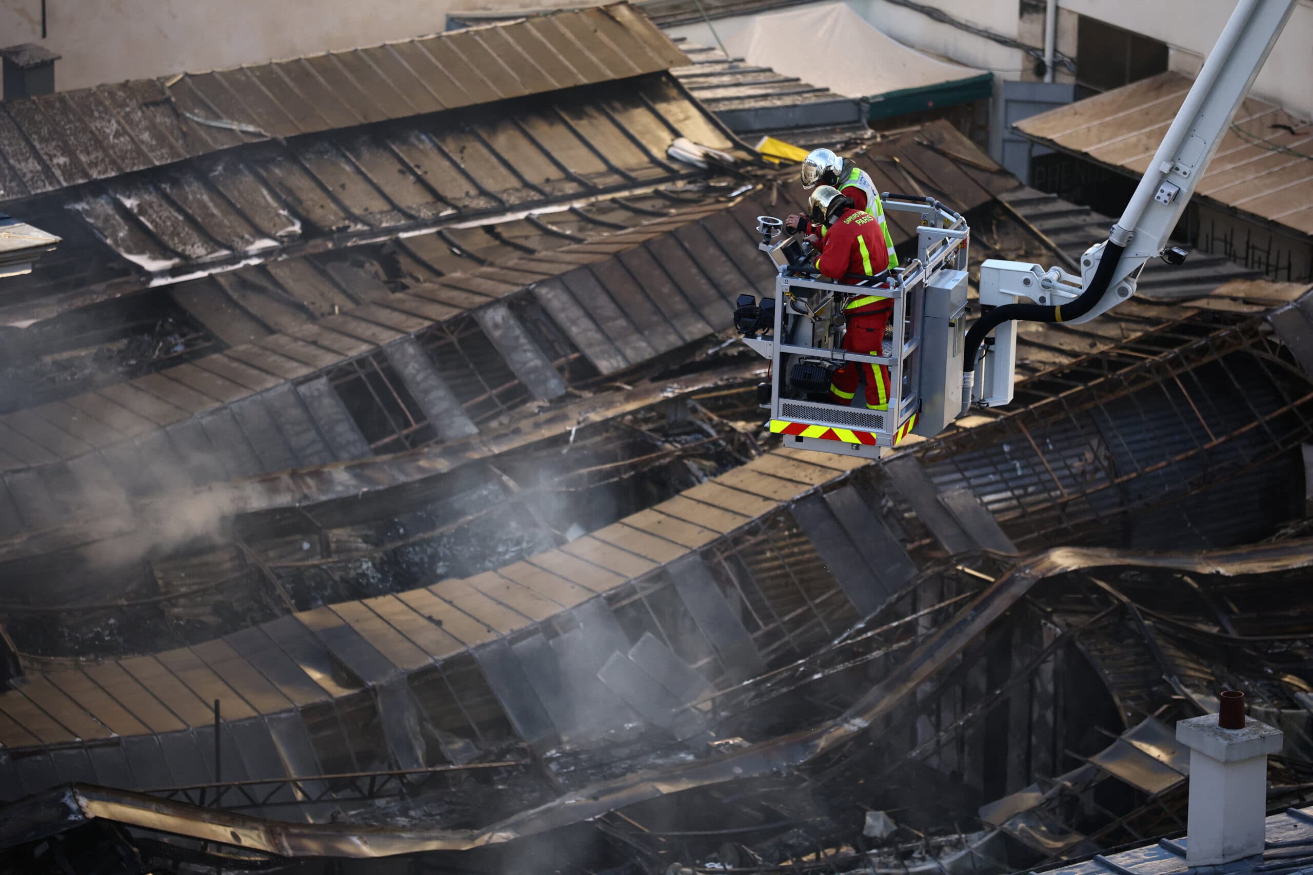 Incêndio de grandes proporções destrói mercado histórico em Paris