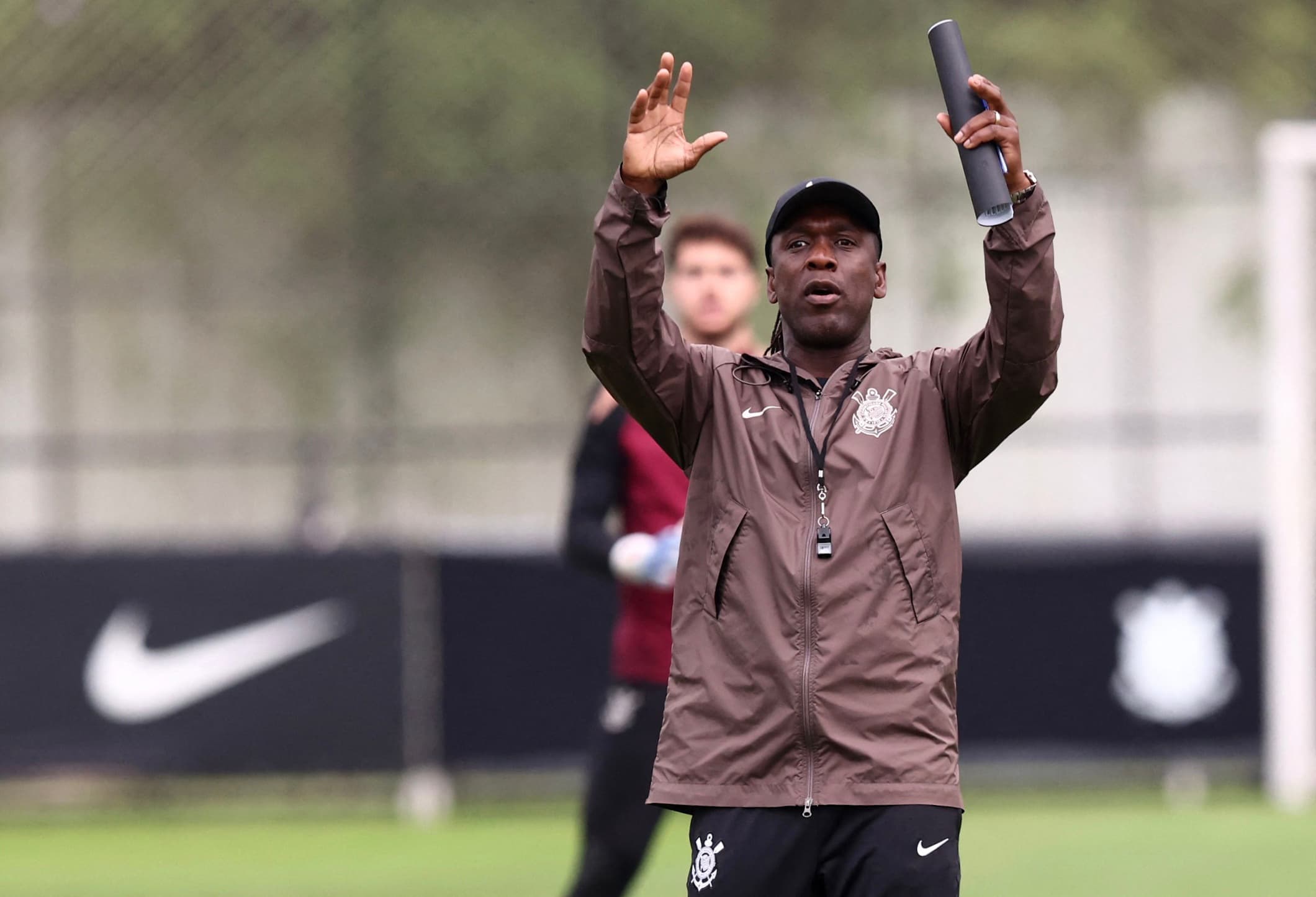 Corinthians não terá Seedorf como técnico contra o Vitória; entenda