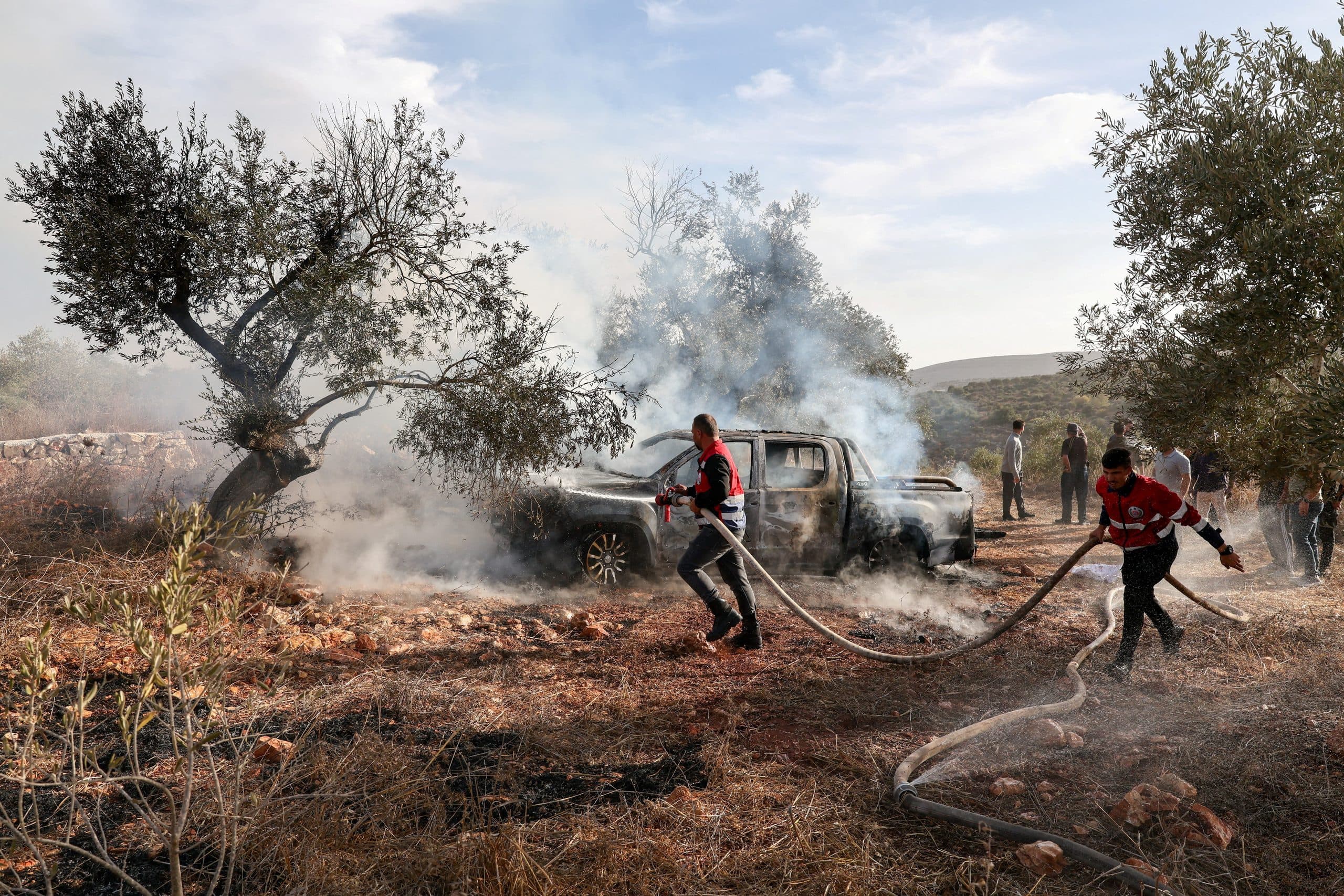 Colonos israelenses espancam palestinos e jornalista na Cisjordânia